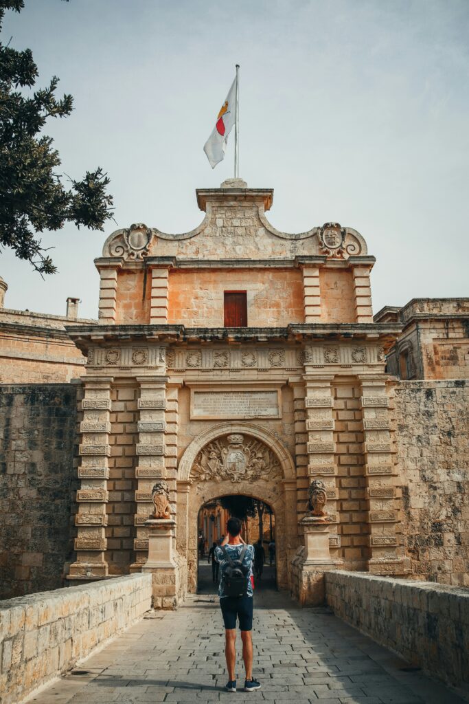 staedtereisen-malta-stadttor-mdina-shana-van-roosbroek-4Rjj2ywJVUk-unsplash