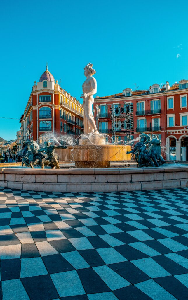 staedtereisen-nizza-statue-dejox-EgYsdWBSGxE-unsplash