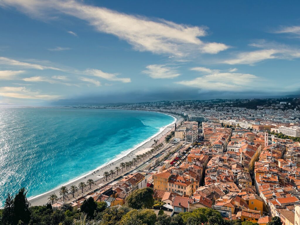 staedtereisen-nizza-strand-constantin-QRXxMSin654-unsplash