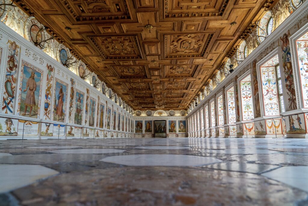 staedtereisen-oesterreich-innsbruck-schloss-ambras-spanischersaal-c-khm-museumsverband