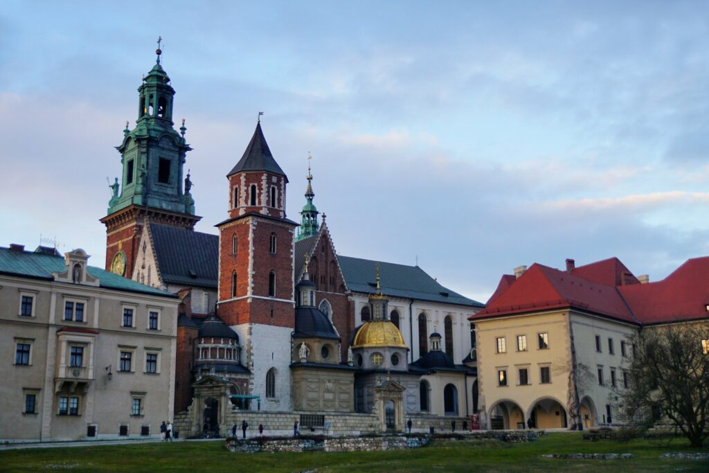 staedtereisen-polen-krakau-wawel-kathedrale-martti-salmi-j1dudw2u71k-unsplash