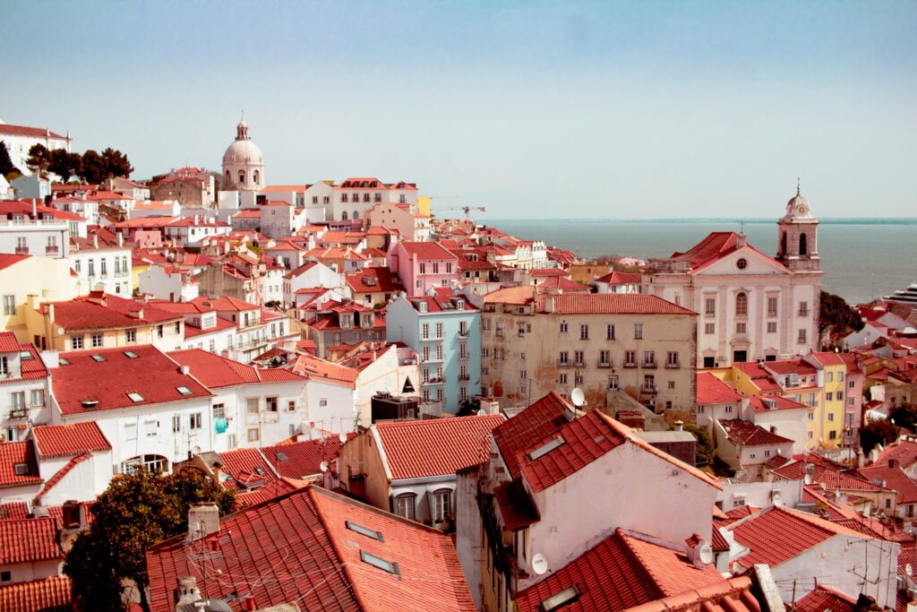 staedtereisen-portugal-lissabon-alfama-joao-reguengos-IJq0V8tcbqc-unsplash
