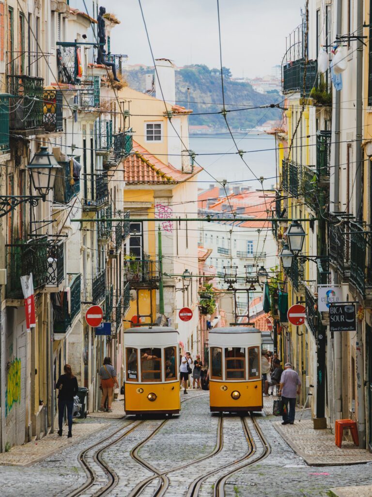 staedtereisen-portugal-lissabon-tram-henry-ren-oiVvB-A7XDM-unsplash