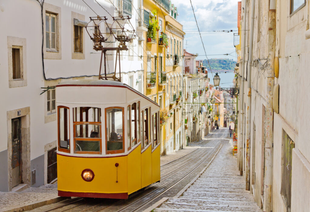 staedtereisen-portugal-lissabon-tram-shutterstock