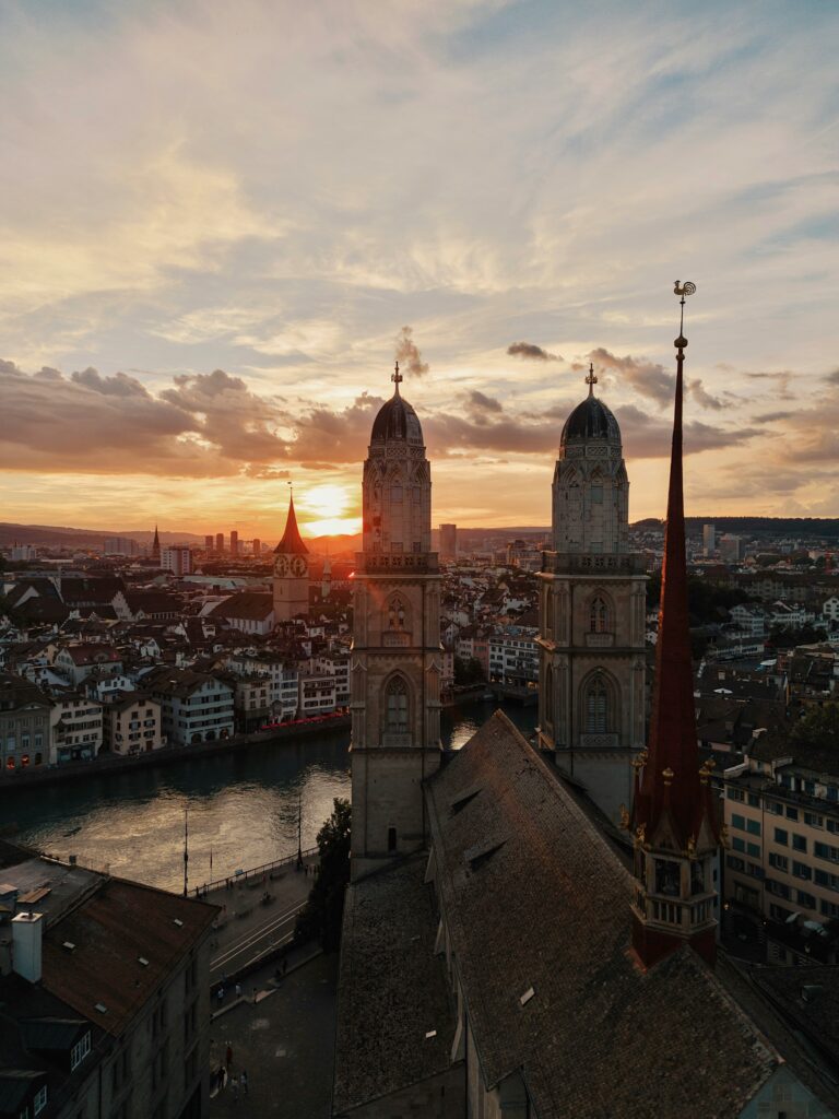 staedtereisen-schweiz-zuerich-ilia-bronskiy-rXpPJnH16Pg-unsplash