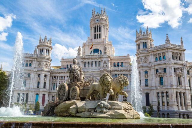 staedtereisen-spanien-madrid_ES_madrid_palast_shutterstock_292554308-2