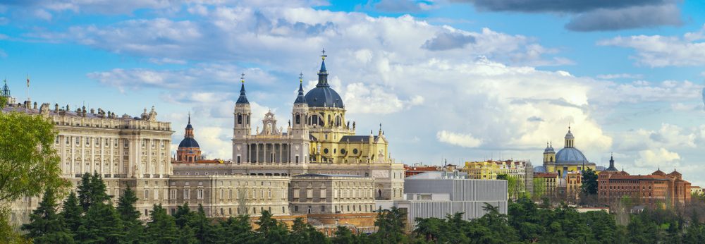 staedtereisen-spanien-madrid_ES_madrid_panorama2_shutterstock_1075295495