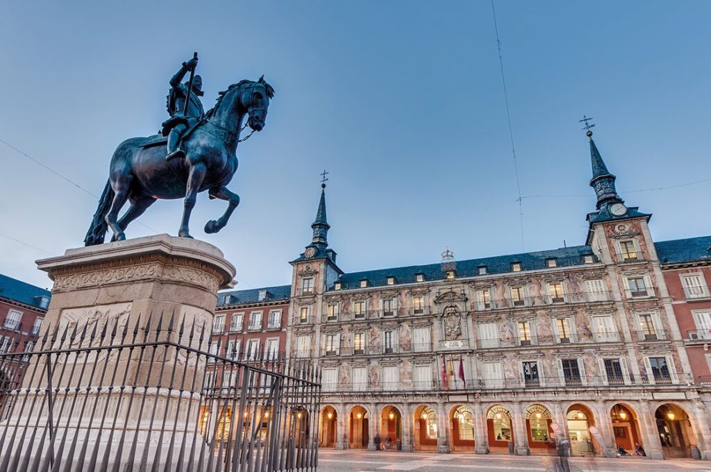 staedtereisen-spanien-madrid_ES_madrid_statue-1