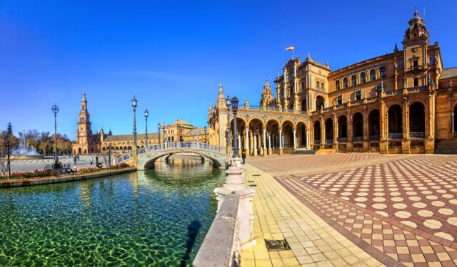 staedtereisen-spanien-malaga_andalusien_sevilla_shutterstock_742062100
