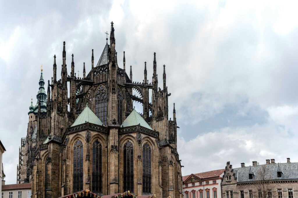 staedtereisen-tschechien-prag-veitsdom-jason-mavrommatis-gYGDUdIEyO4-unsplash