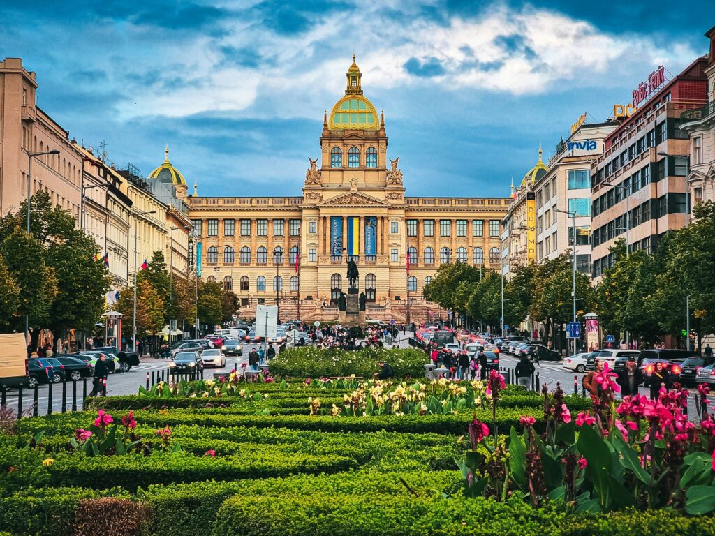 staedtereisen-tschechien-prag-wenzelsplatz-tharun-thejus-NwtTPoWTC-8-unsplash