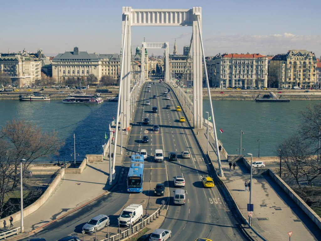 staedtereisen-ungarn-budapest-bruecke-donau-roberta-piana-eCeuULIX0UU-unsplash