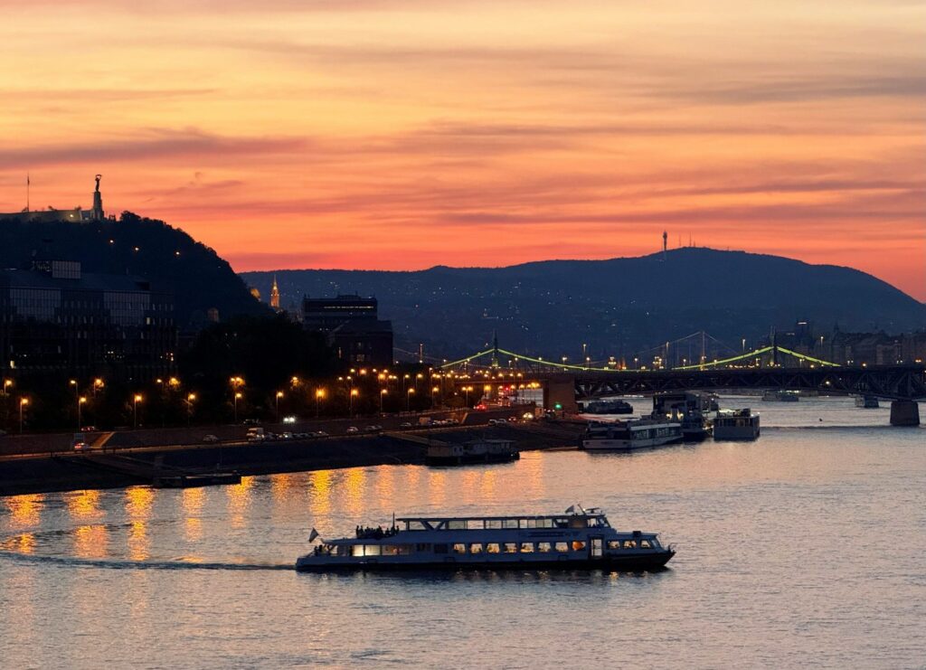 staedtereisen-ungarn-budapest-donau-schiff-mihaly-koles-S9GhnfwydpE-unsplash