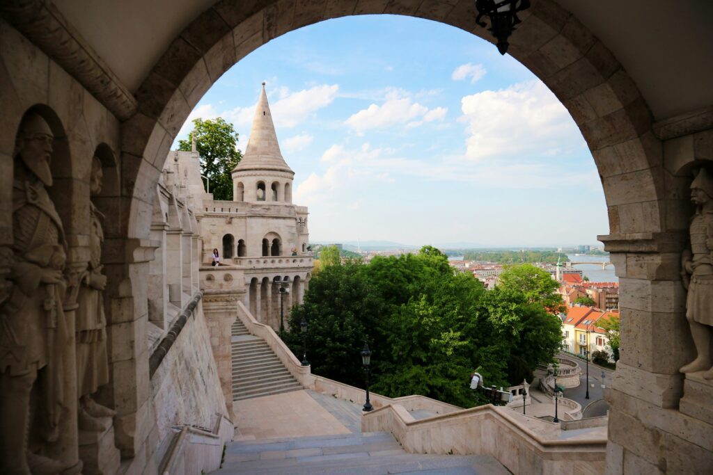 staedtereisen-ungarn-budapest-fischerbastei-kate-krasautsava-6OjGiV7LRAY-unsplash