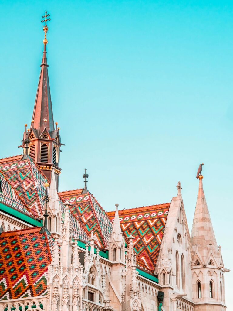 staedtereisen-ungarn-budapest-matthiaskirche-daniel-horvath-JSjkGY0vS3U-unsplash