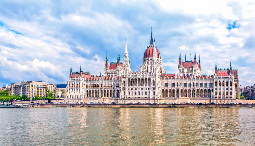 staedtereisen-ungarn-budapest-parlament-shutterstock