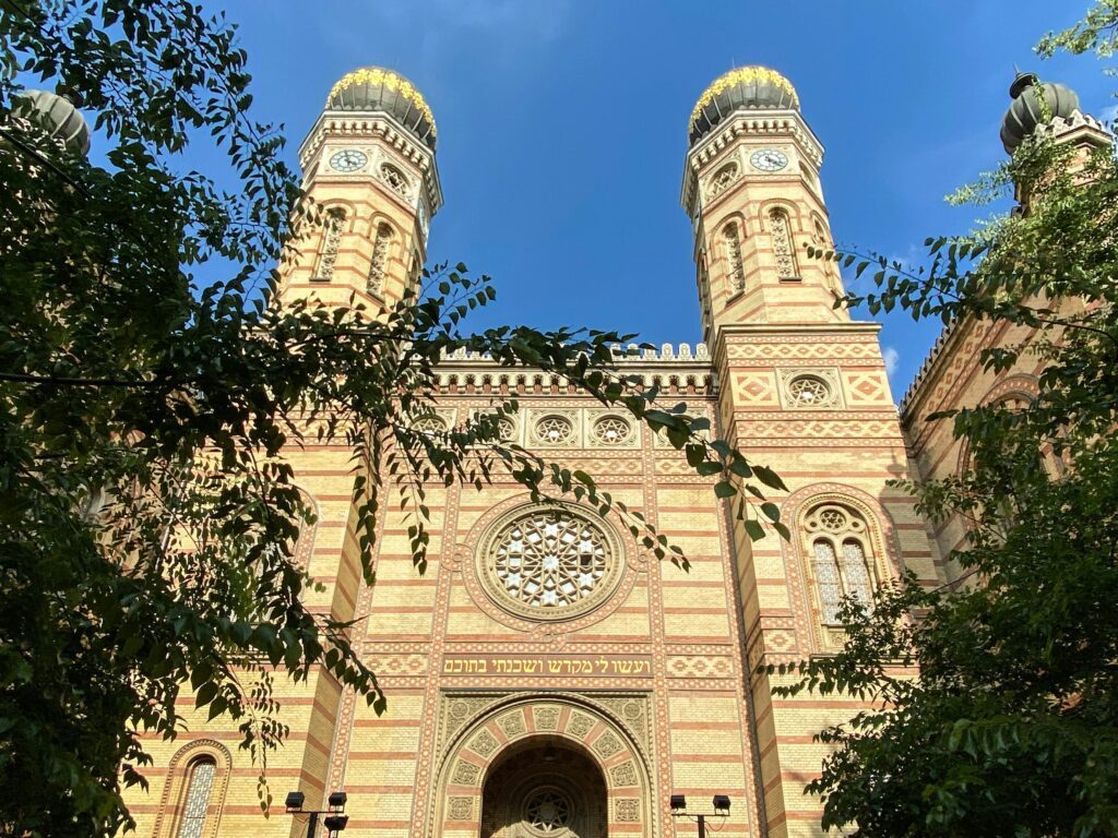 staedtereisen-ungarn-budapest-synagoge-linda-gerbec-zbm9cQ2qKZg-unsplash