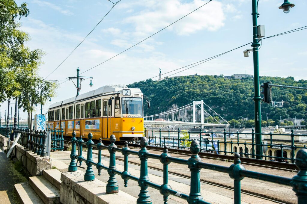 staedtereisen-ungarn-budapest-tram-arvydas-venckus-eYqmWlHsDQo-unsplash
