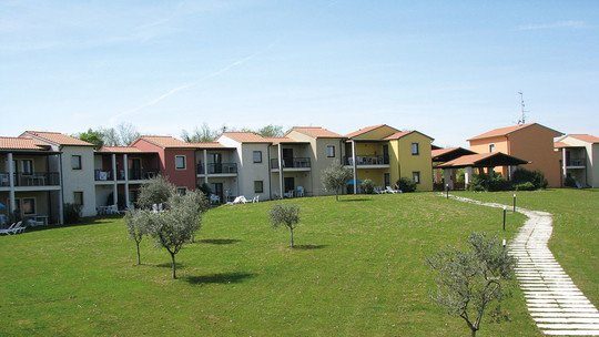 young-austria-staedtereisen-gardasee-it_gardasued-belvederevillage-haeuser-1120x631-540x304-1