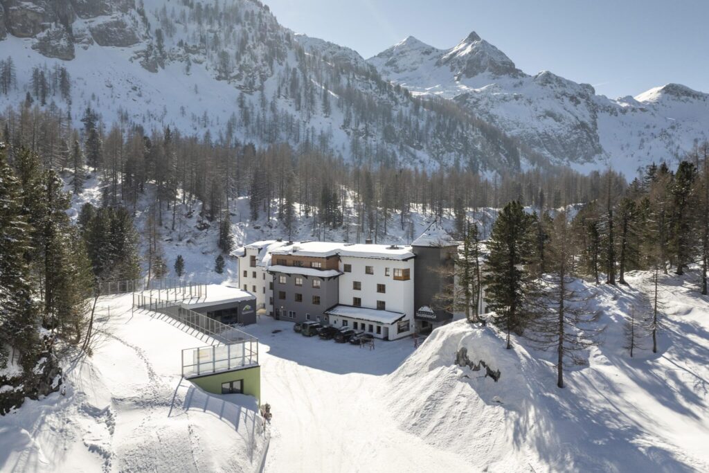 young_austria_tauernhof_obertauern-lorenzmasser5-min-scaled-1