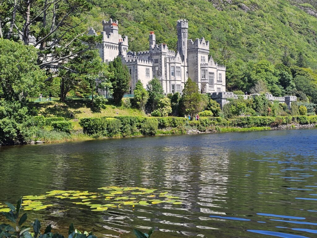staedtereise-irland-galway-kylemoreabbey-connemara-nationalpark-cogalway-master-1
