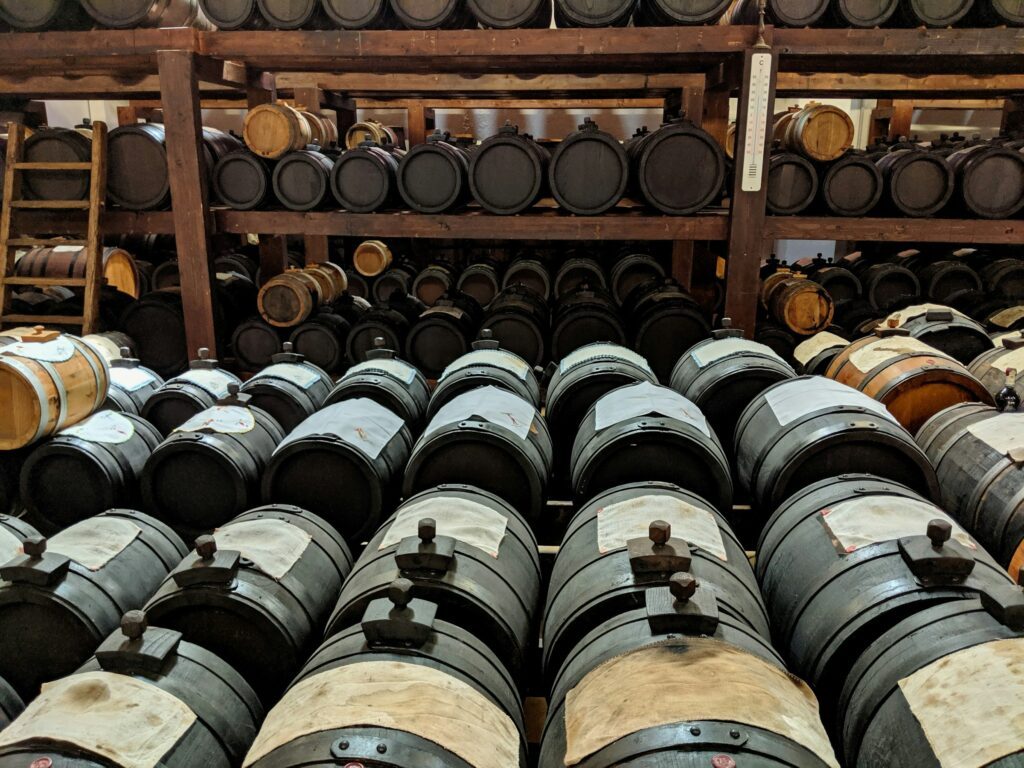 staedtereise-italien-modena-sprachreise-balsamico-holzfaesser-nik-f-KSl193viP48-unsplash