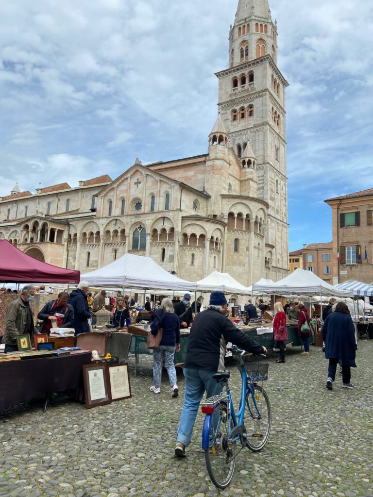 staedtereise-italien-modena-sprachreise-piazza-grande-duomo-megan-leung-UOi9PcDQpPI-unsplash