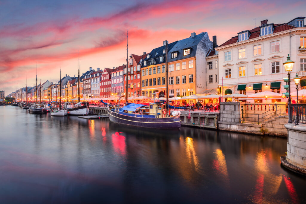 staedtereisen-daenemark-kopenhagen_nyhavn_shutterstock_466855565