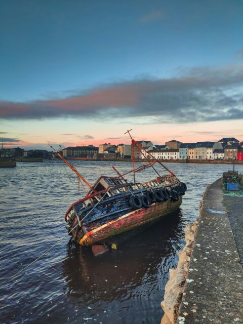staedtereisen-irland-galway-boot-conor-luddy-LoG9WtpUCsc-unsplash