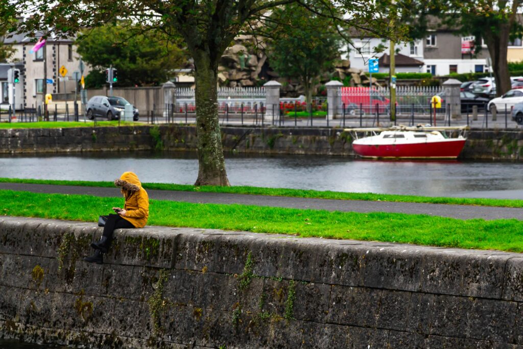 staedtereisen-irland-galway-fluss-fabricio-severo-rFeF0qy7OVQ-unsplash