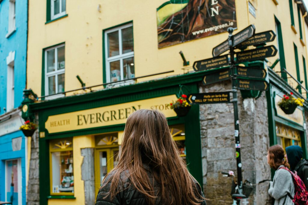 staedtereisen-irland-galway-pub-bree-anne-8nHUYjD1f-k-unsplash