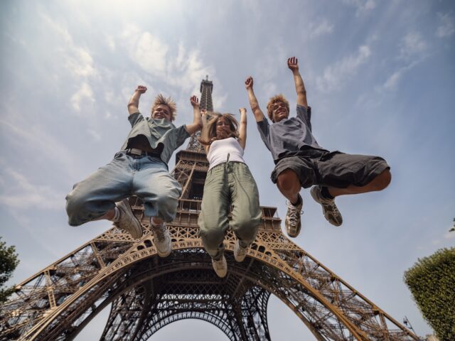 staedtereisen-schulen-angebote-istock-2171007120