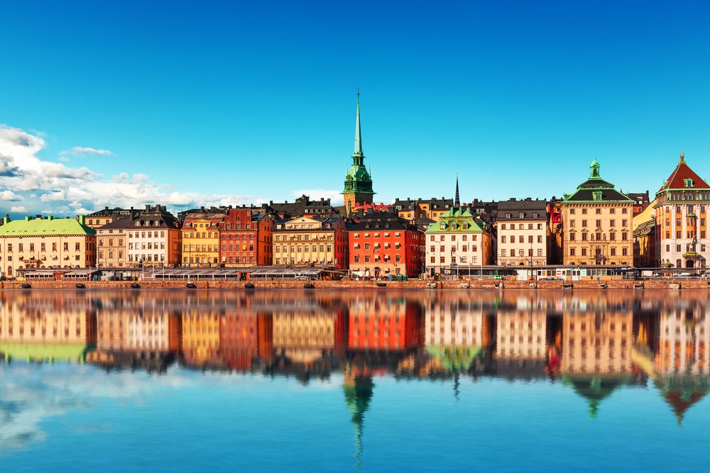 staedtereisen-schweden-stockholm-ansicht-wasser-shutterstock