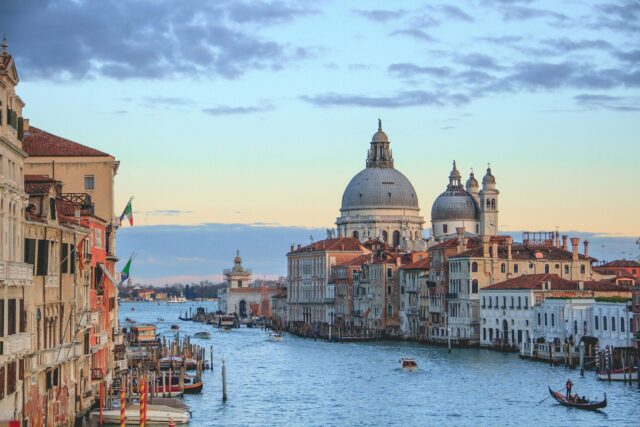 young-austria-Italien-henrique-ferreira-RKsLQoSnuTc-unsplash