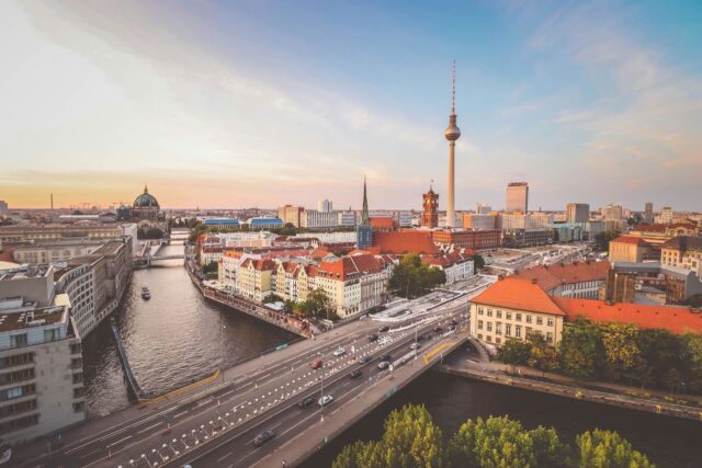 young-austria-deutschland-berlin-florian-wehde-1uWanmgkd5g-unsplash