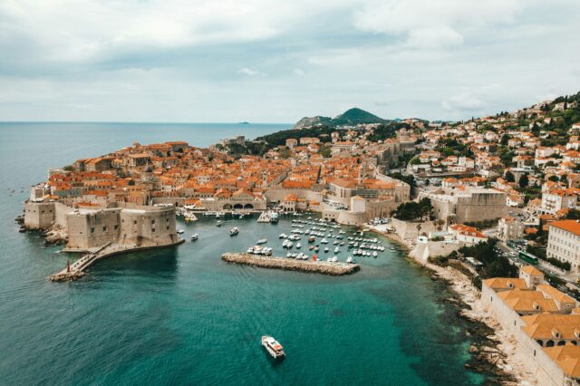 young-austria-kroatien-dubrovnik-spencer-davis-fWtJvFqyUQQ-unsplash