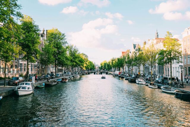 young-austria-niederlande-amsterdam-adrien-olichon-QRtym77B6xk-unsplash