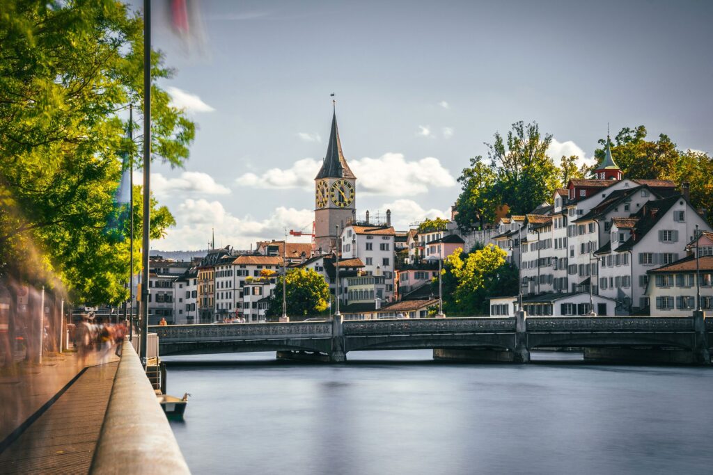 young-austria-schweiz-zurich-tobias-reich-HaSP_2rSh_Y-unsplash