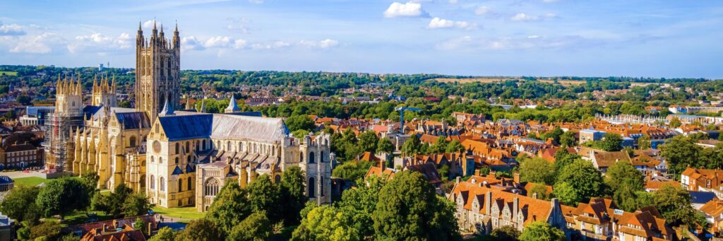 young-austria-staedtereisen-canterbury-city-grossbritannien-kathedrale-shutterstock-2260880087