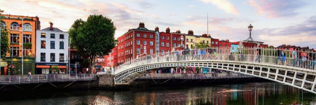 young-austria-staedtereisen-dublin-irland-ha-penny-bridge-shutterstock-1116656705