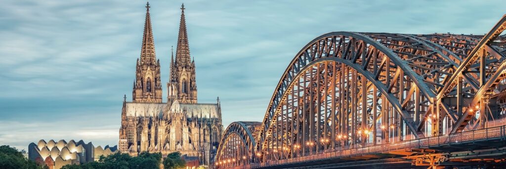 young-austria-staedtereisen-koeln-deutschland-shutterstock_2362081431