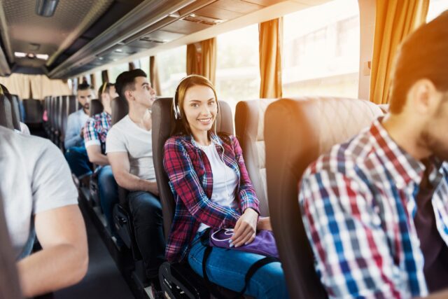 youngaustria-basispakete-bus-shutterstock_743694064