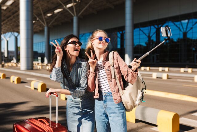 youngaustria-basispakete-flugshutterstock_1155765481