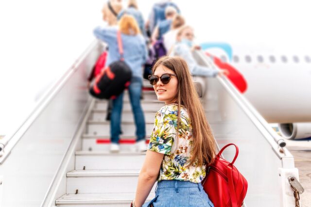 youngaustria-basispakete-flugshutterstock_2032058849